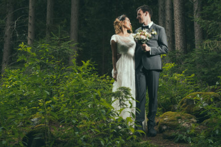 Photo des mariés dans la foret à Chamonix Mont Blanc