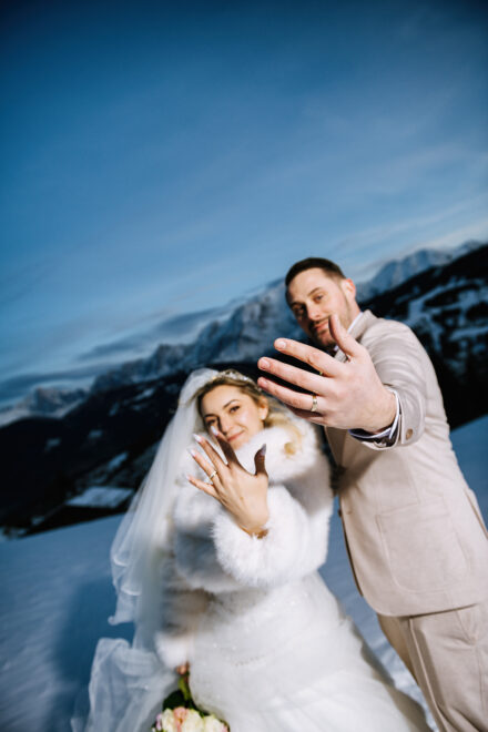 Photo d'un couple de mariés dans la neige face au Mont Blanc