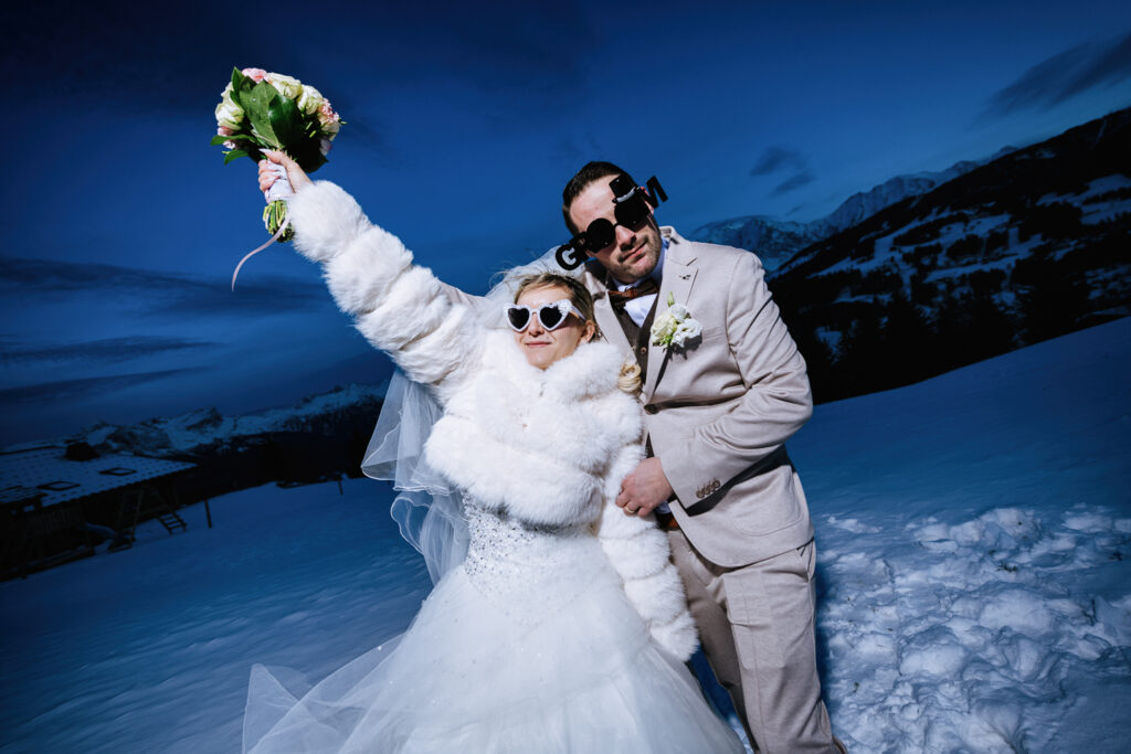 Photo d'un couple de mariés dans la neige face au Mont Blanc