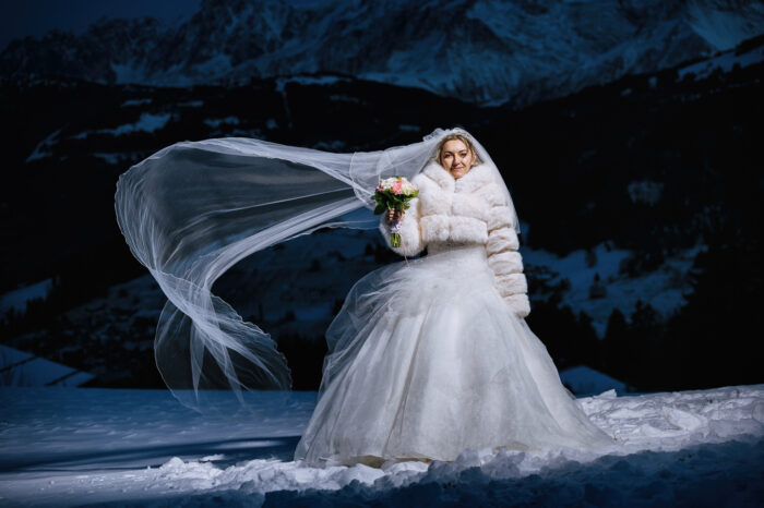 Photo d'un couple de mariés dans la neige face au Mont Blanc