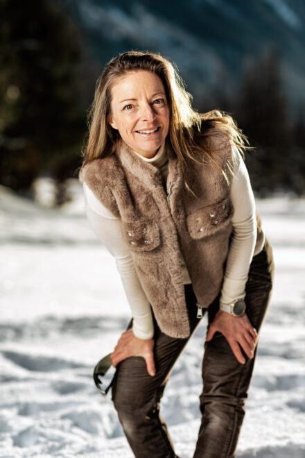 Portrait professionnel de Létitia à Chamonix, dans la neige et sous le soleil d’hiver, réalisé par Julien Zannoni photographe.