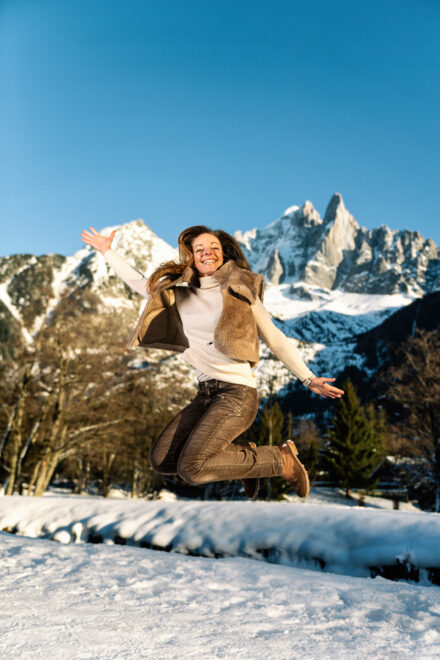 Portrait professionnel de Létitia à Chamonix, dans la neige et sous le soleil d’hiver, réalisé par Julien Zannoni photographe.