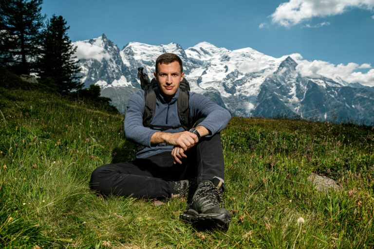 Randonneur assis face au Mont-Blanc – séance photo Chamonix