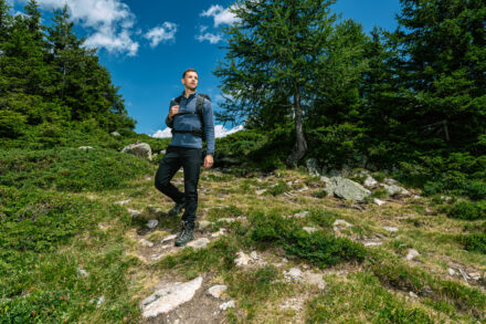 Homme en randonnée dans les forêts alpines – Chamonix Mont-Blanc