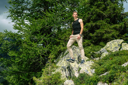 Homme debout sur un rocher dans les Alpes – séance photo montagne Chamonix