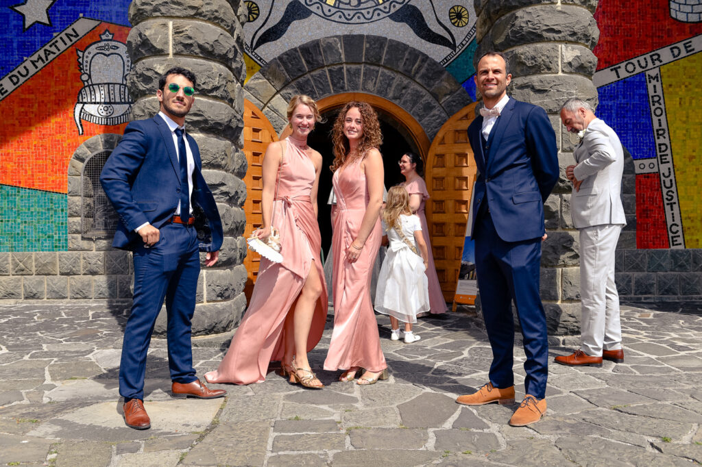 Invités du mariage d’Éponine et Martin devant l’église du Plateau d’Assy – Photographe mariage Haute-Savoie