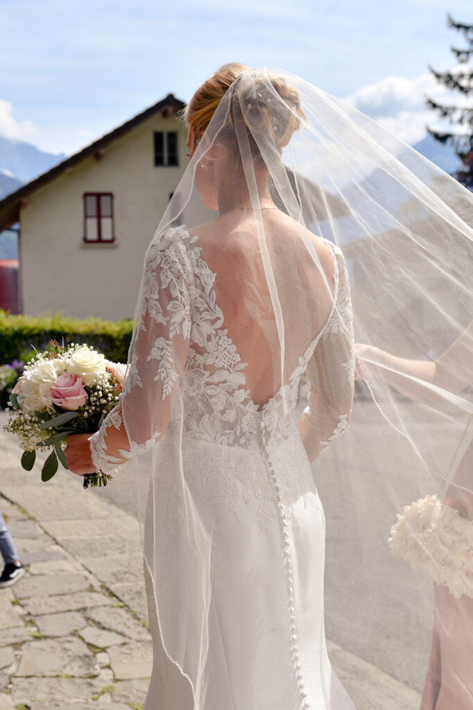 Mariée Éponine en robe blanche et voile avant la cérémonie de mariage au Plateau d’Assy Chamonix