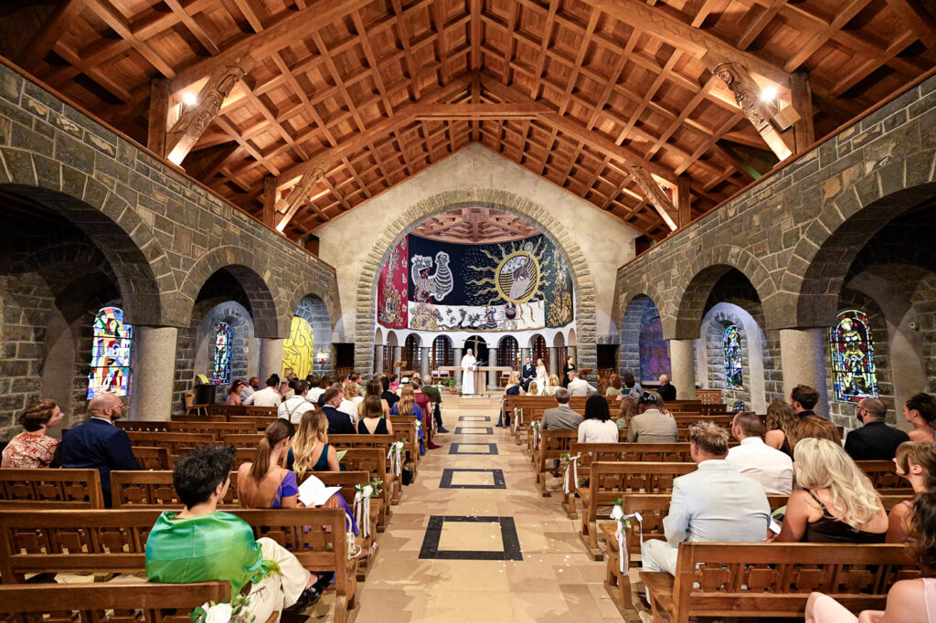 Cérémonie de mariage à l’église du Plateau d’Assy – Photographe mariage vallée de Chamonix