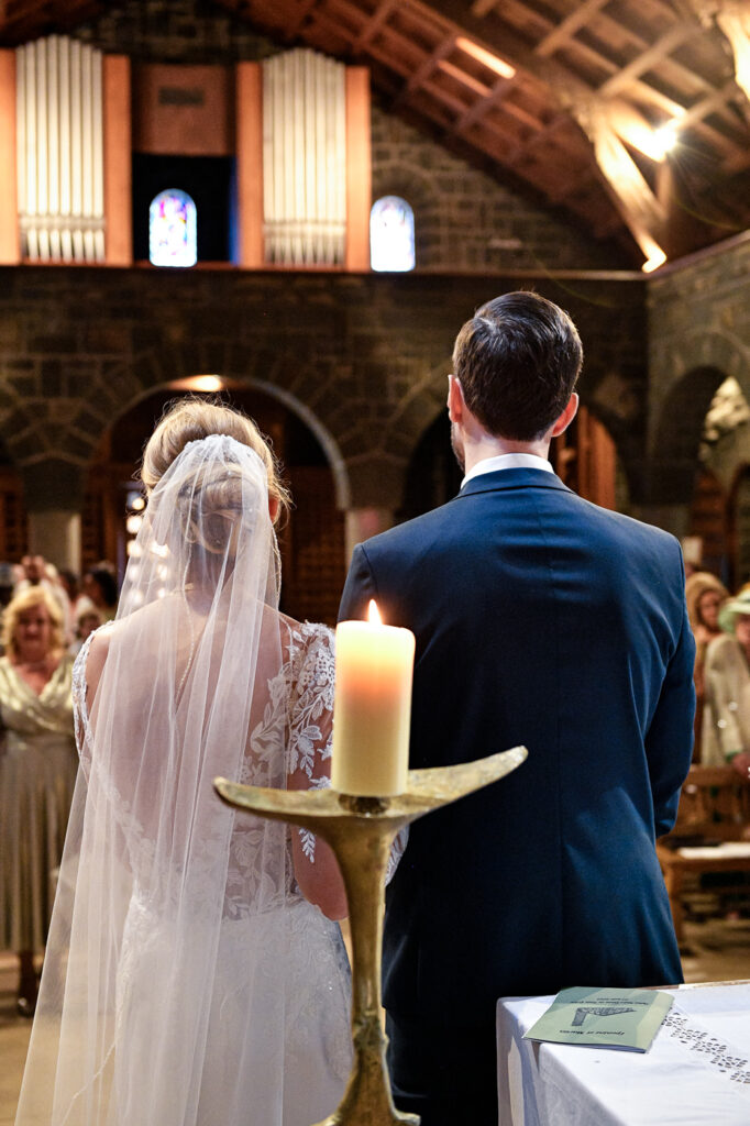 Mariés à l’autel de l’église du Plateau d’Assy – Photographe mariage Chamonix Haute-Savoie