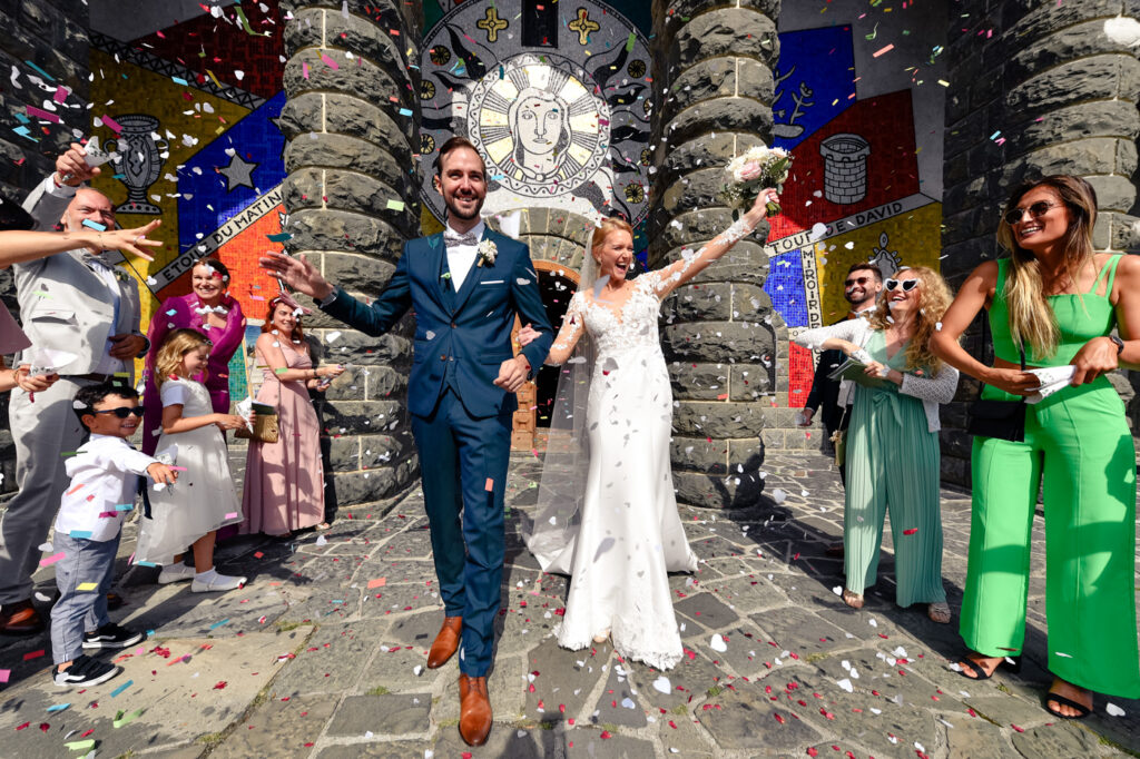 Sortie des mariés Éponine et Martin à l’église du Plateau d’Assy – Photographe mariage Chamonix