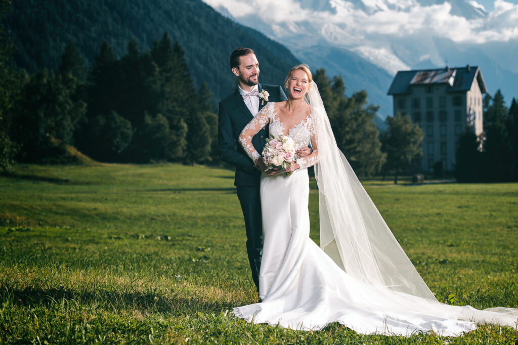 Mariés dans un champ à Chamonix avec vue sur les montagnes – Photographe mariage Mont Blanc Haute-Savoie