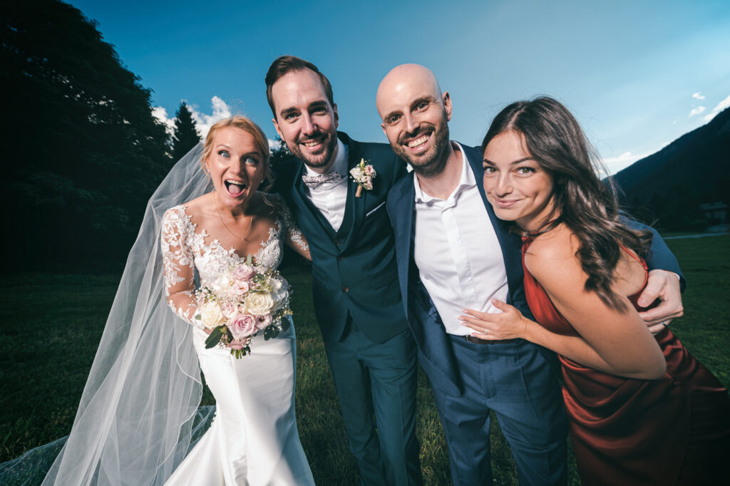 Mariés avec leurs proches lors du mariage d’Éponine et Martin à Chamonix – Photographe mariage Mont Blanc