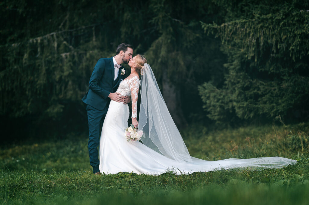Mariés s’embrassant dans un champ à Chamonix – Photographe mariage Mont Blanc