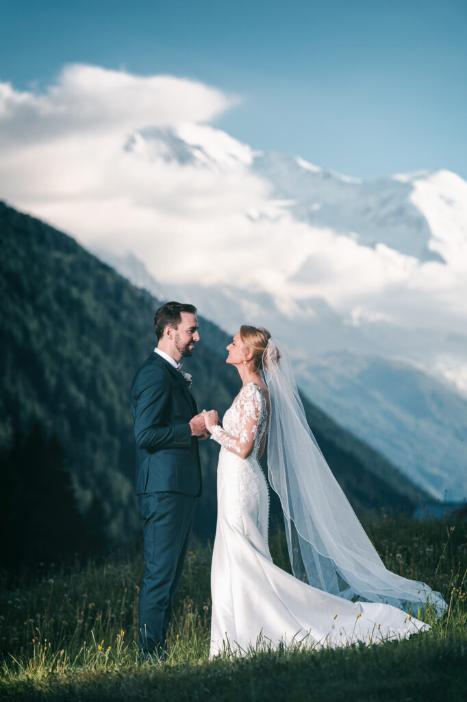 Mariés s’embrassant dans la vallée de Chamonix avec vue sur le Mont Blanc – Photographe mariage Haute-Savoie