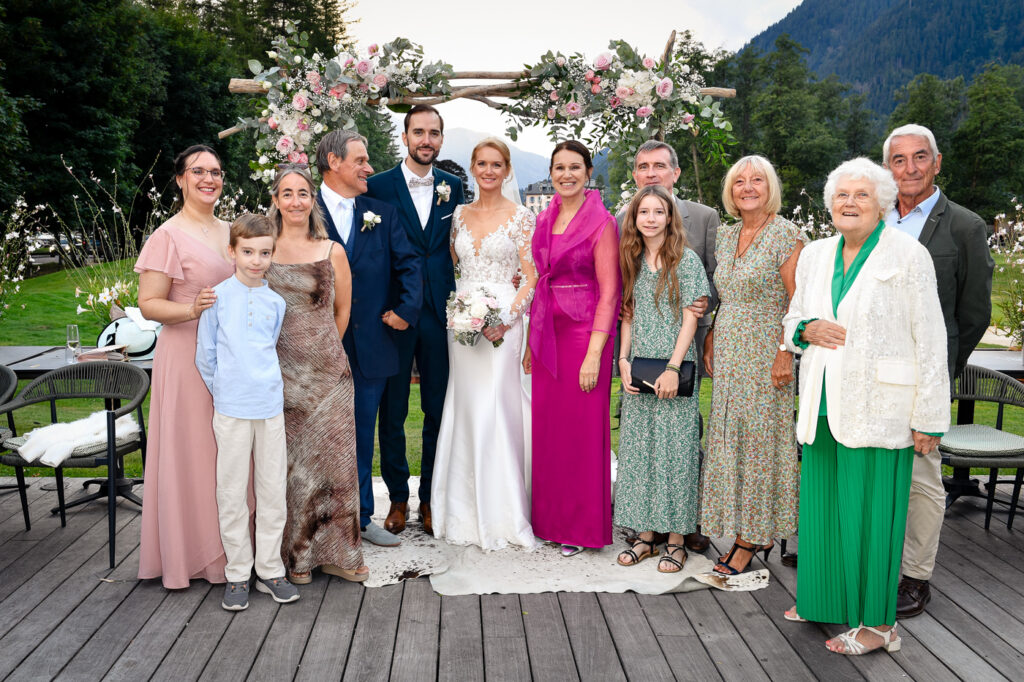 Photo de famille au mariage d’Éponine et Martin à Chamonix – Photographe mariage Haute-Savoie