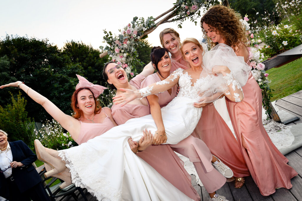 Mariée entourée de ses demoiselles d’honneur au mariage d’Éponine et Martin à Chamonix