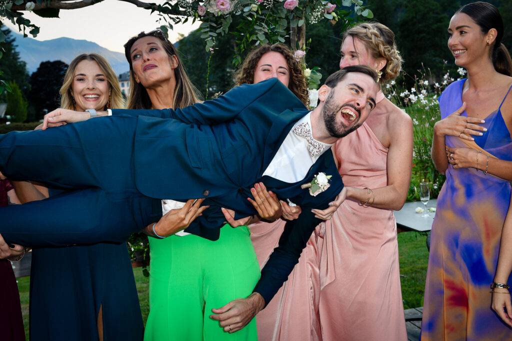 Mariée et amis célébrant au vin d’honneur du mariage à Chamonix – Photographe mariage Haute-Savoie