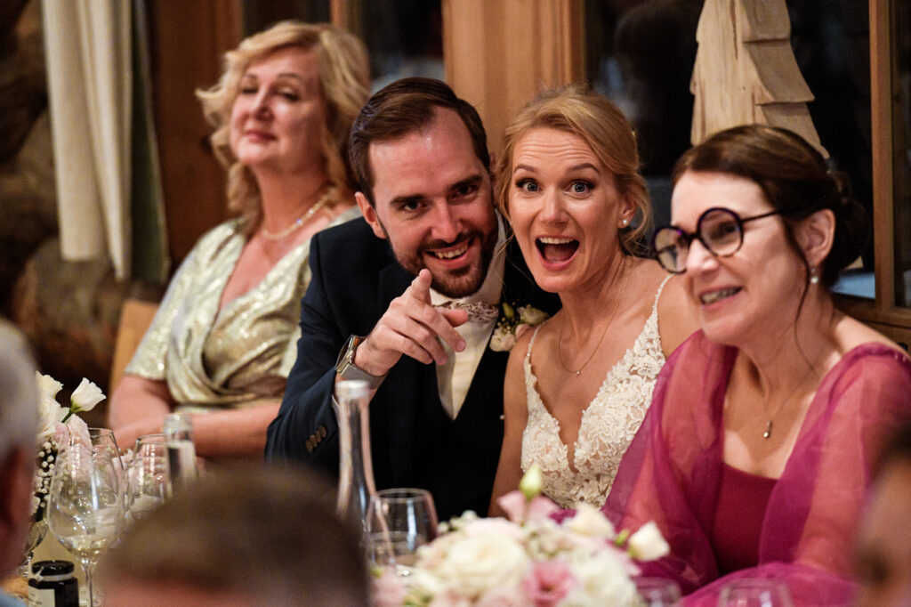 Invités souriants pendant le repas de mariage à la Cabane des Praz Chamonix – Photographe mariage Haute-Savoie
