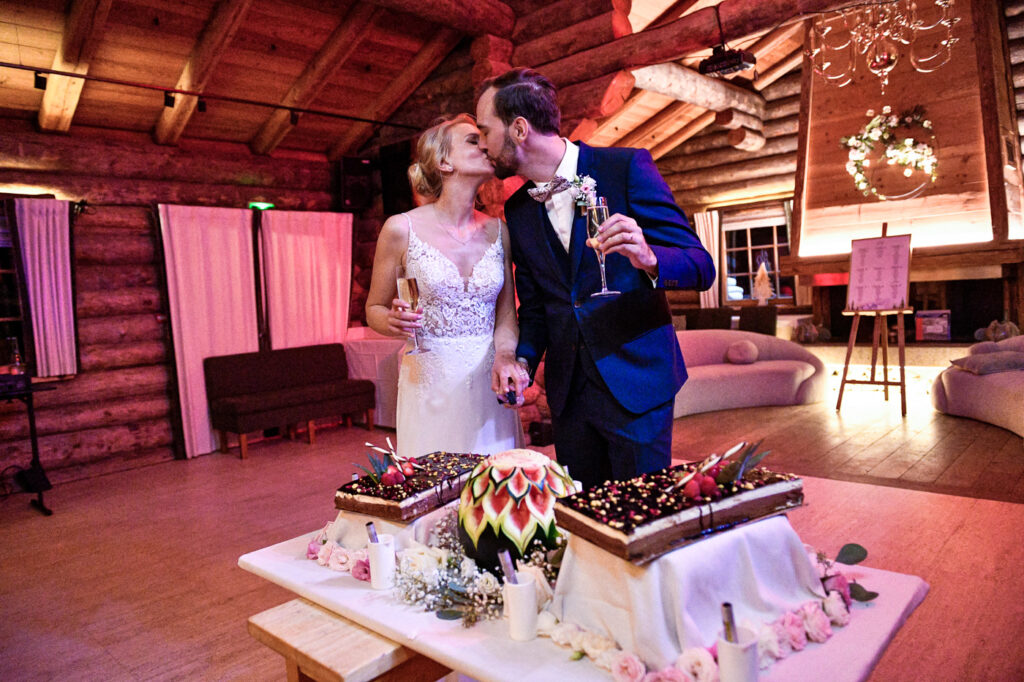 Les mariés Éponine et Martin coupent leur gâteau de mariage à la Cabane des Praz Chamonix