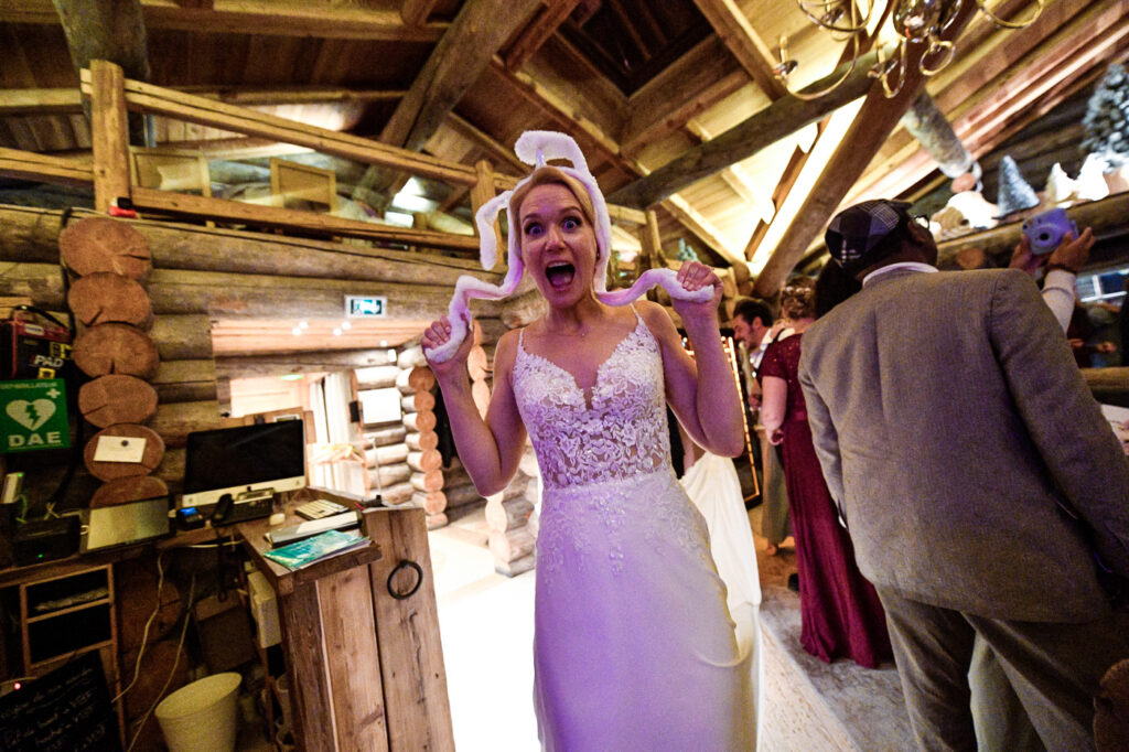 La mariée Éponine s’amuse pendant la soirée de mariage à la Cabane des Praz Chamonix