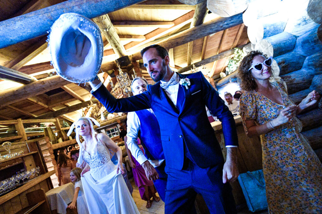 Le marié Martin s’amuse pendant la soirée de mariage à la Cabane des Praz Chamonix