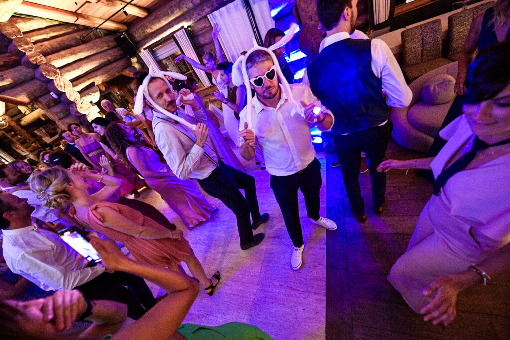 Invités qui dansent pendant la soirée de mariage à la Cabane des Praz Chamonix