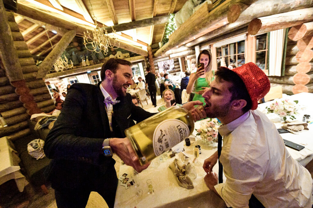 Invités qui s’amusent pendant la soirée de mariage à la Cabane des Praz Chamonix