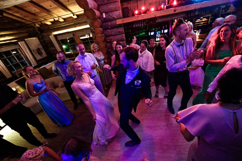 Invités dansant sur la piste pendant la soirée de mariage à la Cabane des Praz Chamonix