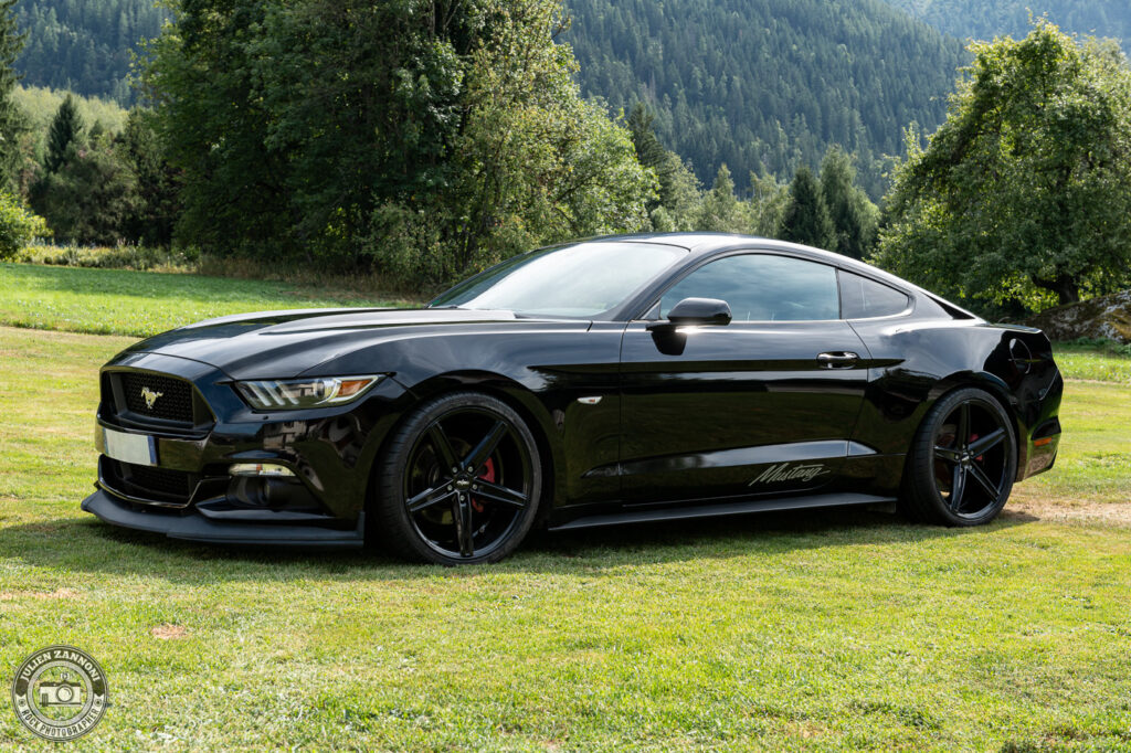 Ford Mustang noire 2015 disponible à la location à Chamonix pour mariages, tournages et shootings photos.
