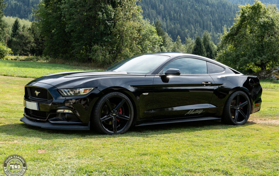 Ford Mustang noire 2015 disponible à la location à Chamonix pour mariages, tournages et shootings photos.