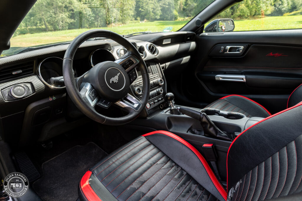 Intérieur sportif de la Ford Mustang noire 2015 disponible à la location événementielle à Chamonix.