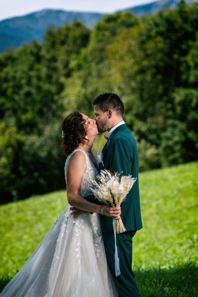 Photos de couple mariage Chloé et Julien à Combloux, champs et Mont-Blanc