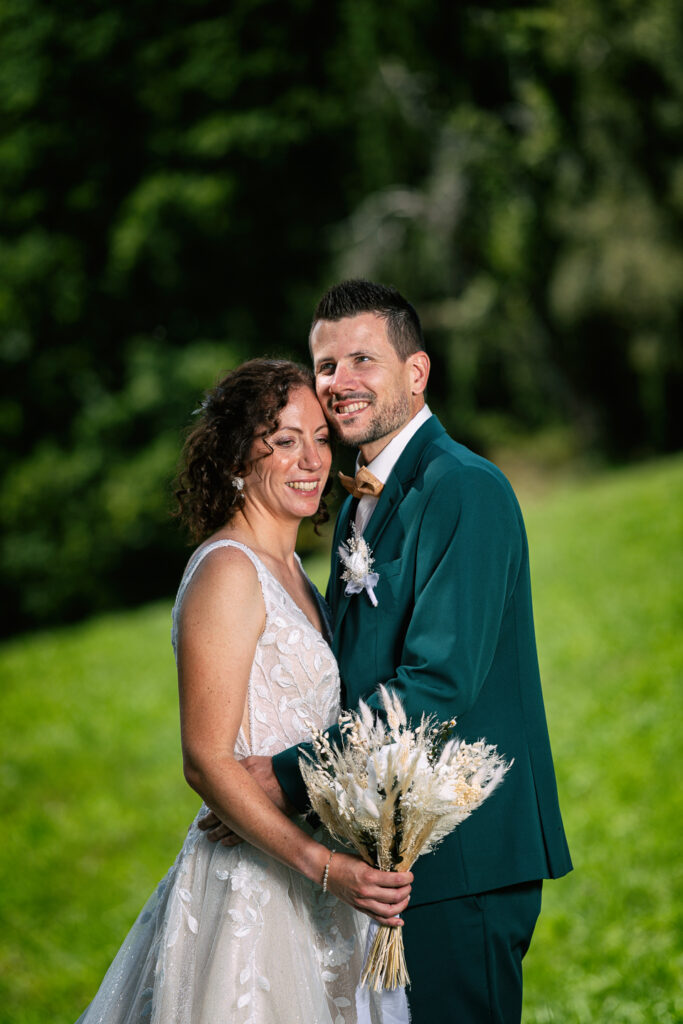 Photos de couple mariage Chloé et Julien à Combloux, champs et Mont-Blanc