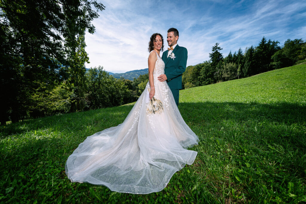 Photos de couple mariage Chloé et Julien à Combloux, champs et Mont-Blanc