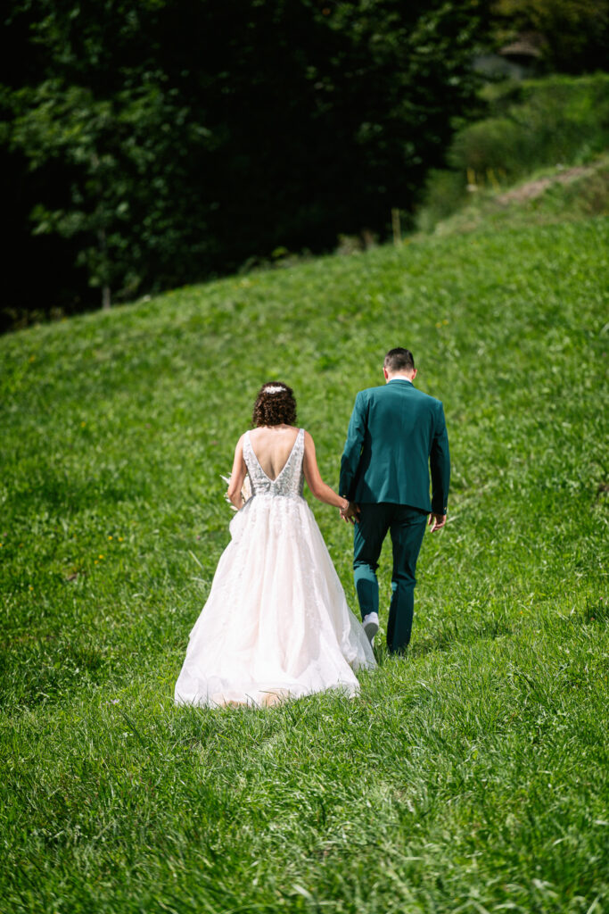 Photos de couple mariage Chloé et Julien à Combloux, champs et Mont-Blanc