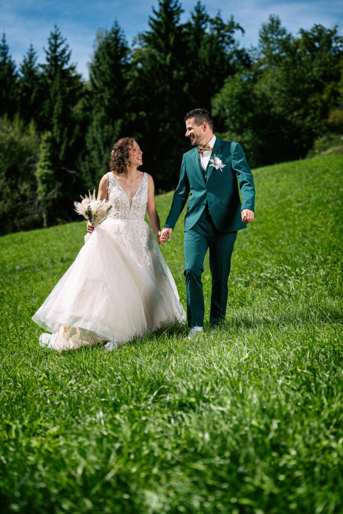 Photos de couple mariage Chloé et Julien à Combloux, champs et Mont-Blanc
