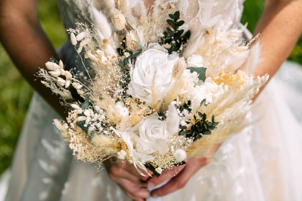 Photos de couple mariage Chloé et Julien à Combloux, champs et Mont-Blanc