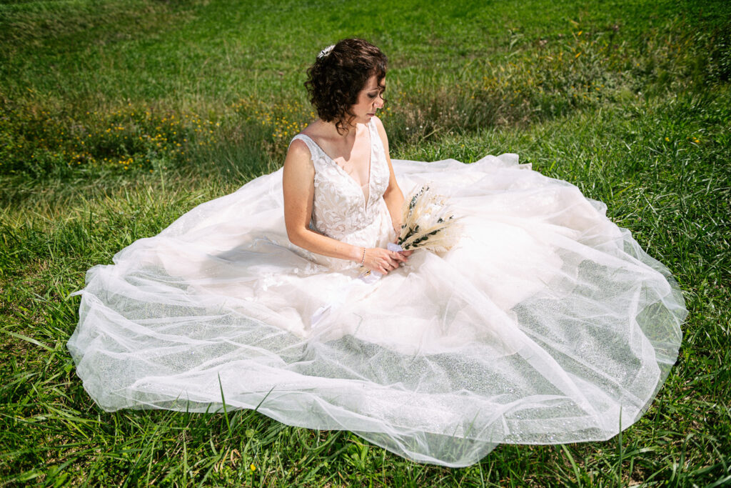Photos de couple mariage Chloé et Julien à Combloux, champs et Mont-Blanc