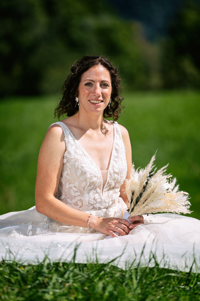 Photos de couple mariage Chloé et Julien à Combloux, champs et Mont-Blanc
