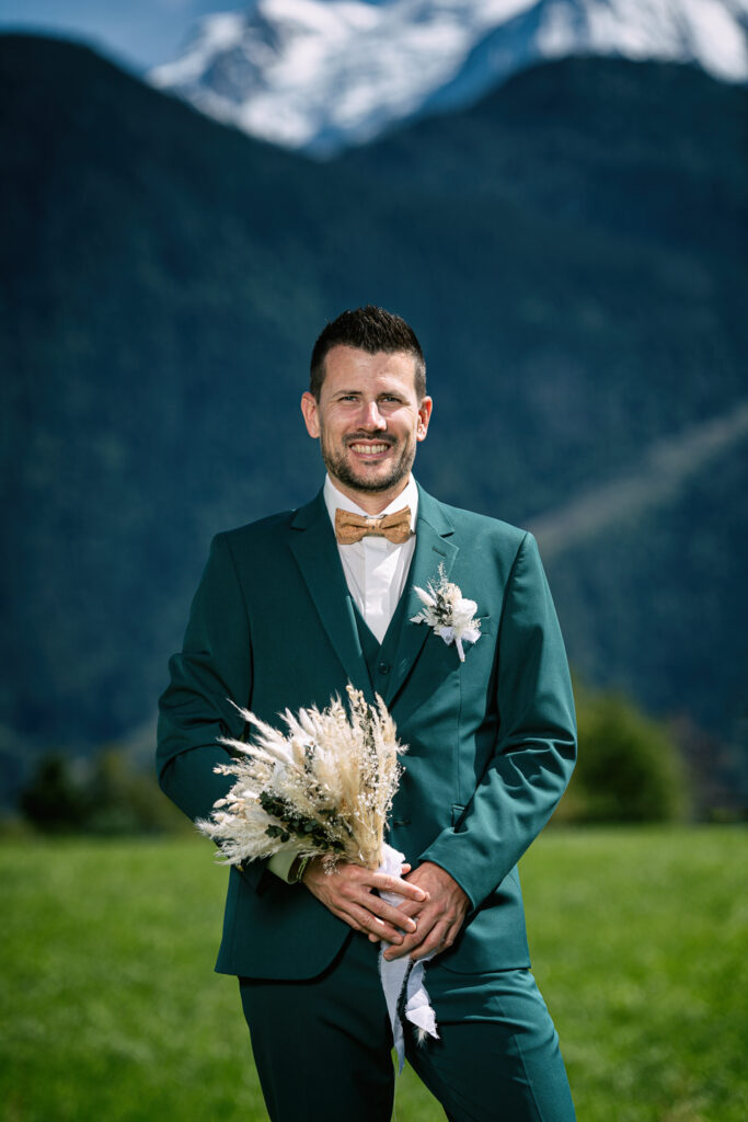 Photos de couple mariage Chloé et Julien à Combloux, champs et Mont-Blanc
