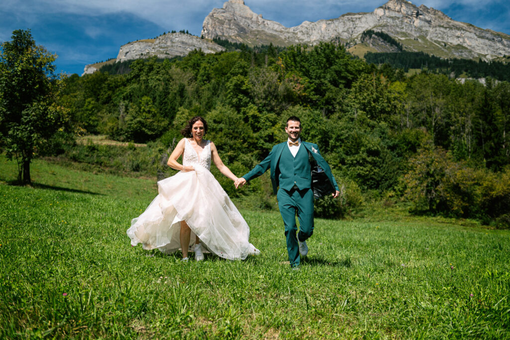 Photos de couple mariage Chloé et Julien à Combloux, champs et Mont-Blanc