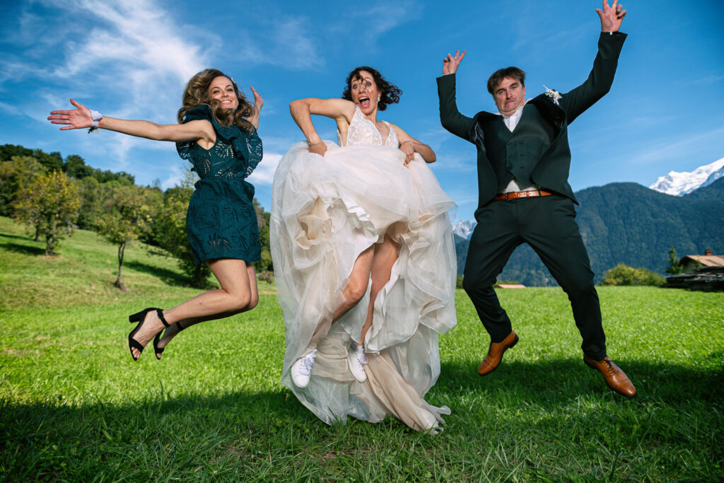 Photos degroupe mariage Chloé et Julien à Combloux, champs et Mont-Blanc
