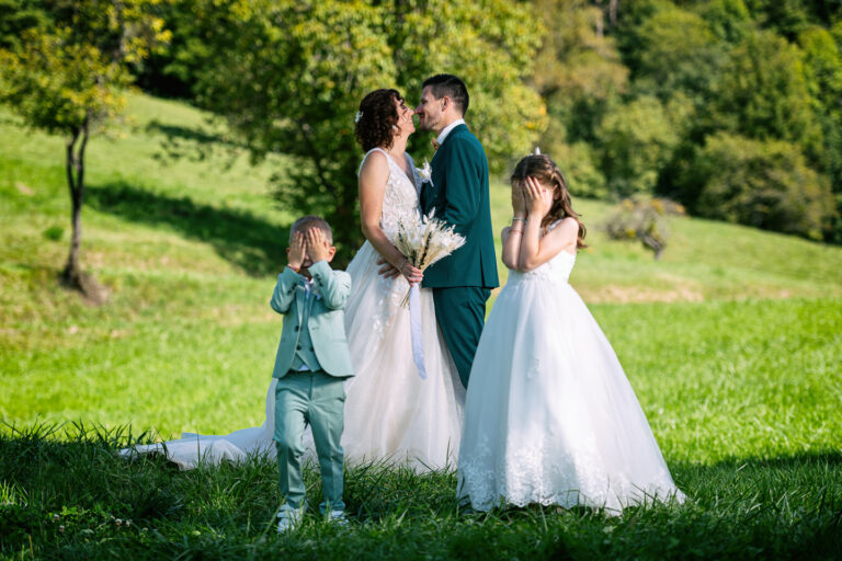 Photos de couple mariage Chloé et Julien à Combloux, champs et Mont-Blanc