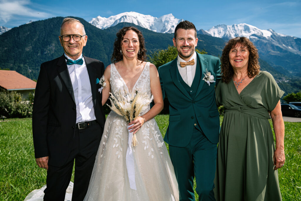 Photos degroupe mariage Chloé et Julien à Combloux, champs et Mont-Blanc