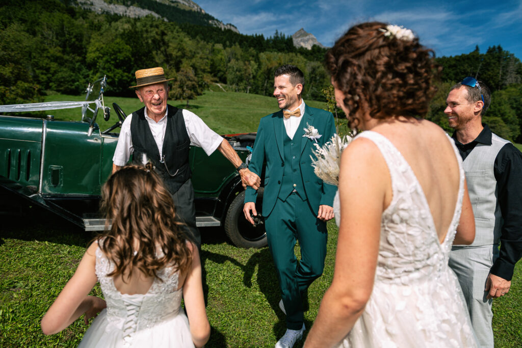 Photos degroupe mariage Chloé et Julien à Combloux, champs et Mont-Blanc
