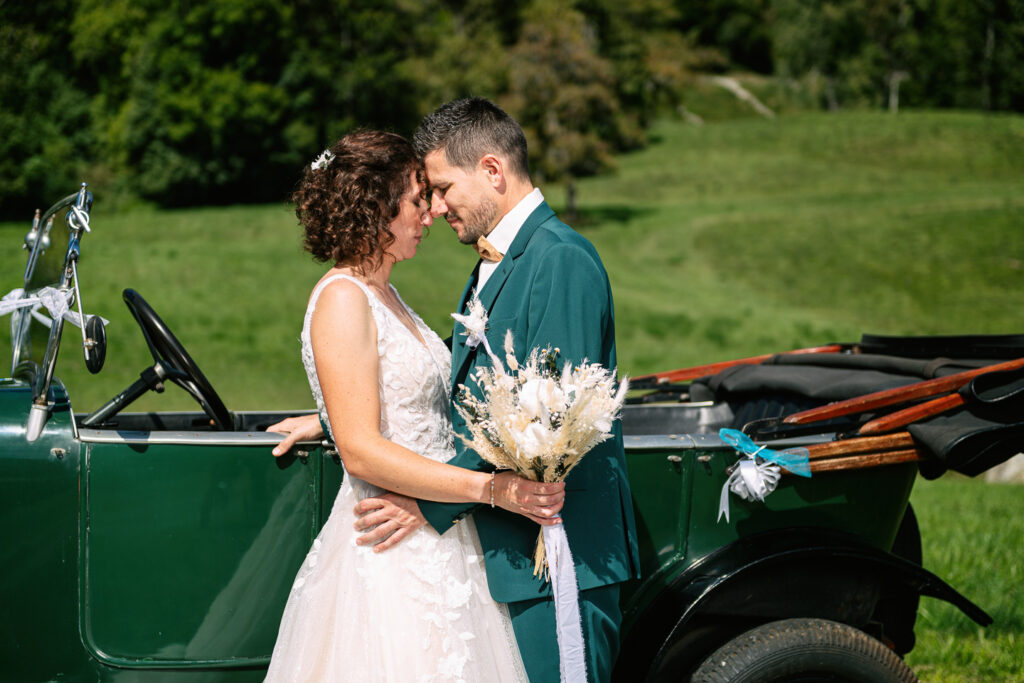 Photos de couple mariage Chloé et Julien à Combloux, champs et Mont-Blanc