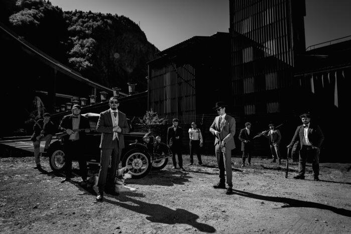 Groupe d’amis lors d’un EVG thème Peaky Blinders près de Chamonix et Megève en décor industriel noir et blanc