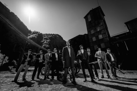 Groupe d’amis lors d’un EVG thème Peaky Blinders près de Chamonix et Megève en décor industriel noir et blanc
