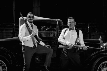 Portrait noir et blanc d’un groupe d’hommes lors d’un EVG thème Peaky Blinders