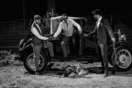 Détails et attitudes de participants EVG Peaky Blinders en tenue années 20